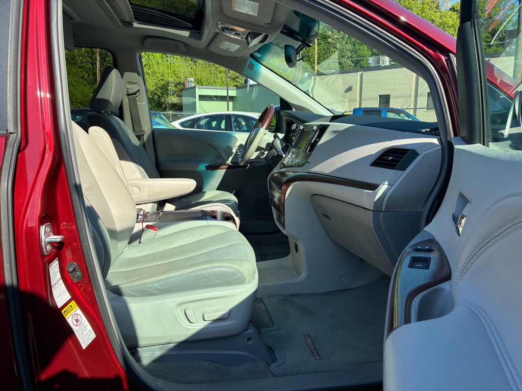 2012 Toyota Sienna Image 9