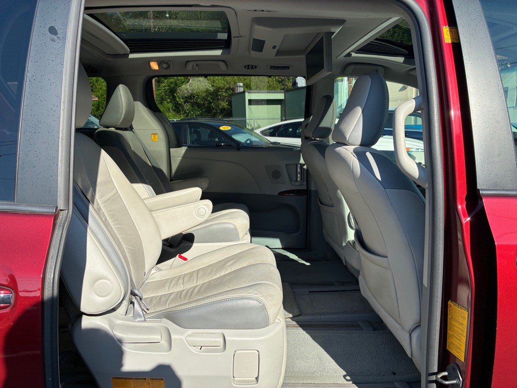 2012 Toyota Sienna Image 10