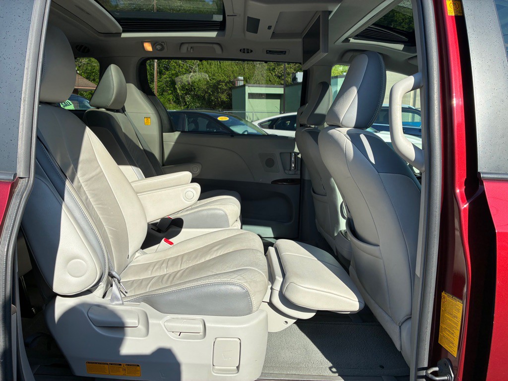 2012 Toyota Sienna Image 11