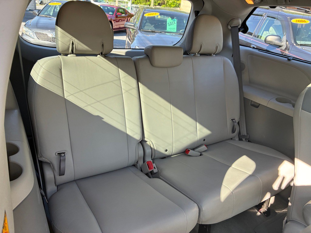 2012 Toyota Sienna Image 12