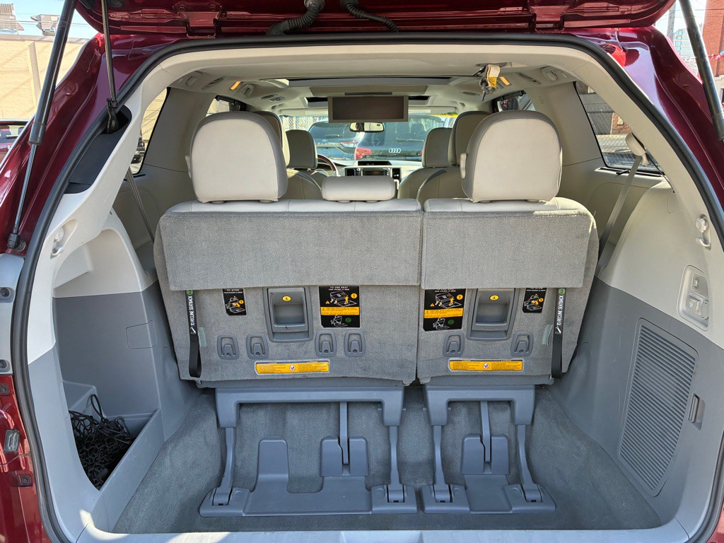 2012 Toyota Sienna Image 13