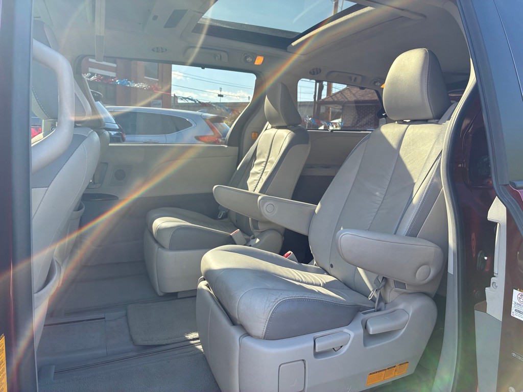 2012 Toyota Sienna Image 14