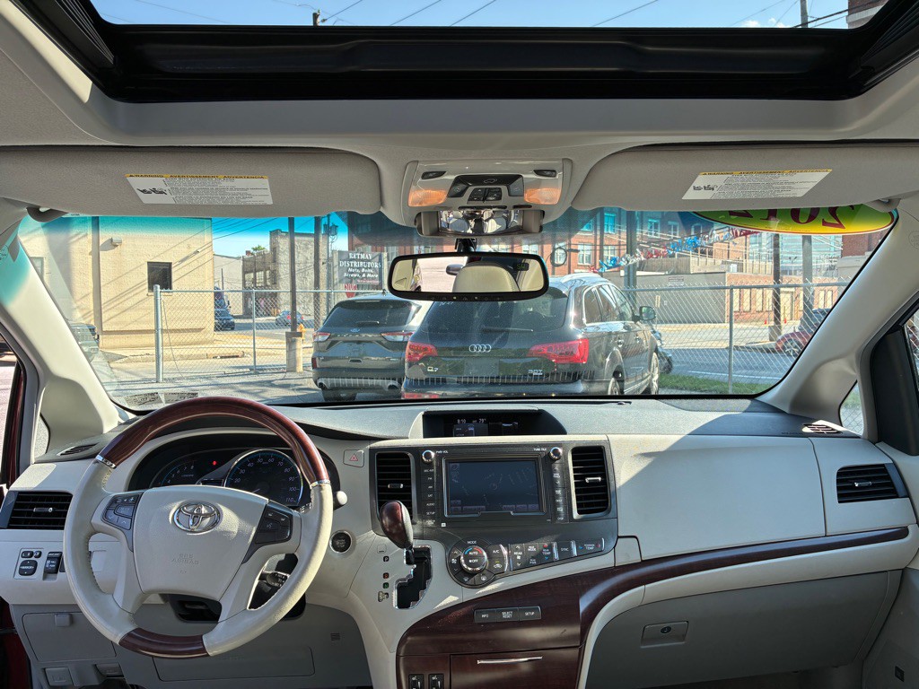 2012 Toyota Sienna Image 15