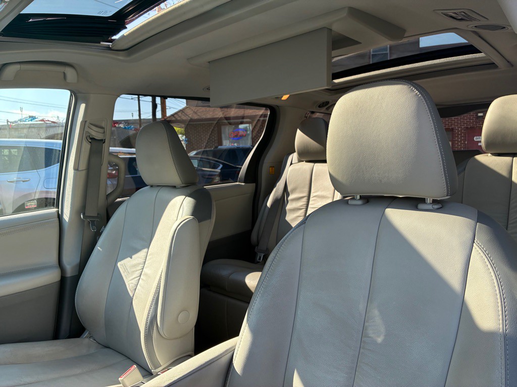 2012 Toyota Sienna Image 16