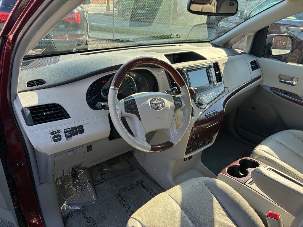 2012 Toyota Sienna Image 17