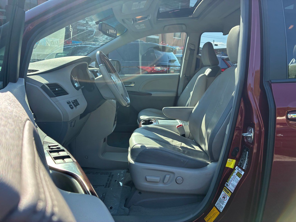 2012 Toyota Sienna Image 18
