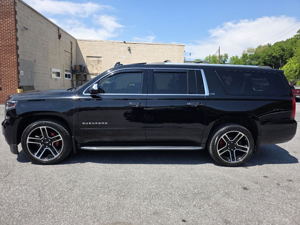 2016 Chevrolet Suburban Image 2