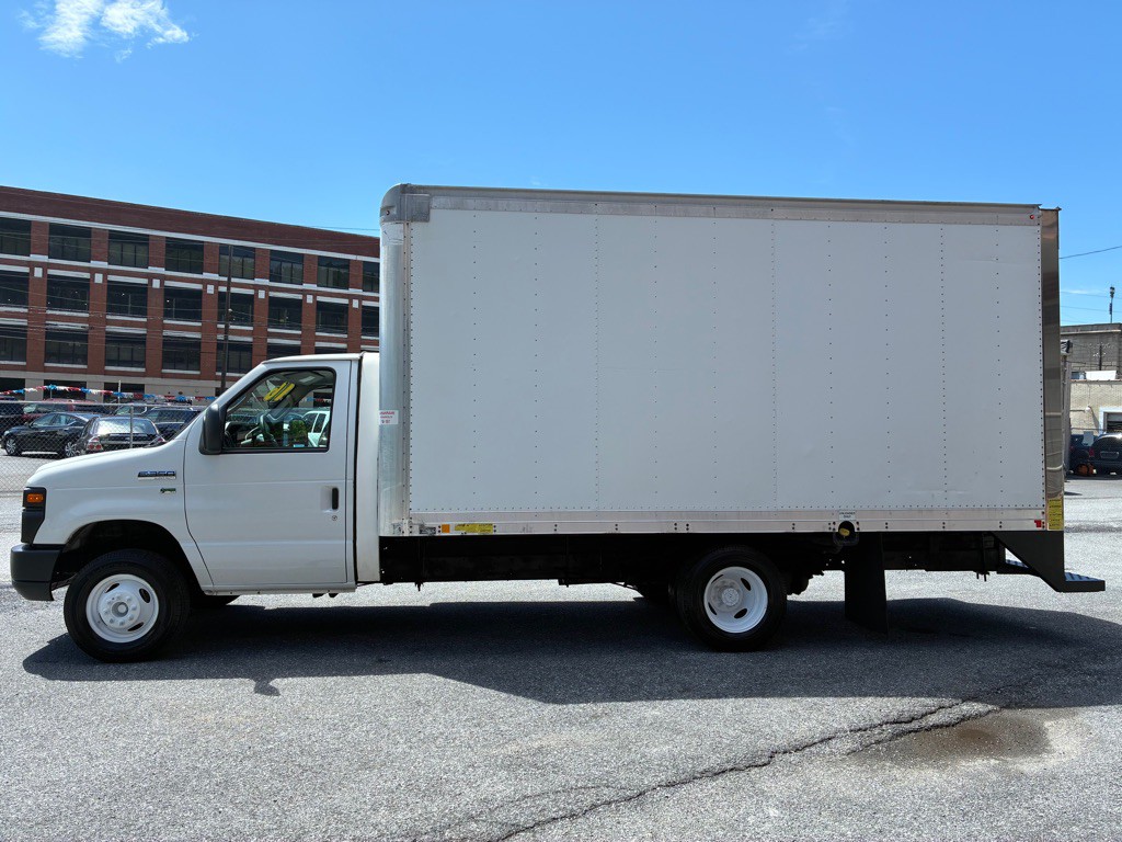 2016 Ford Econoline Image 2