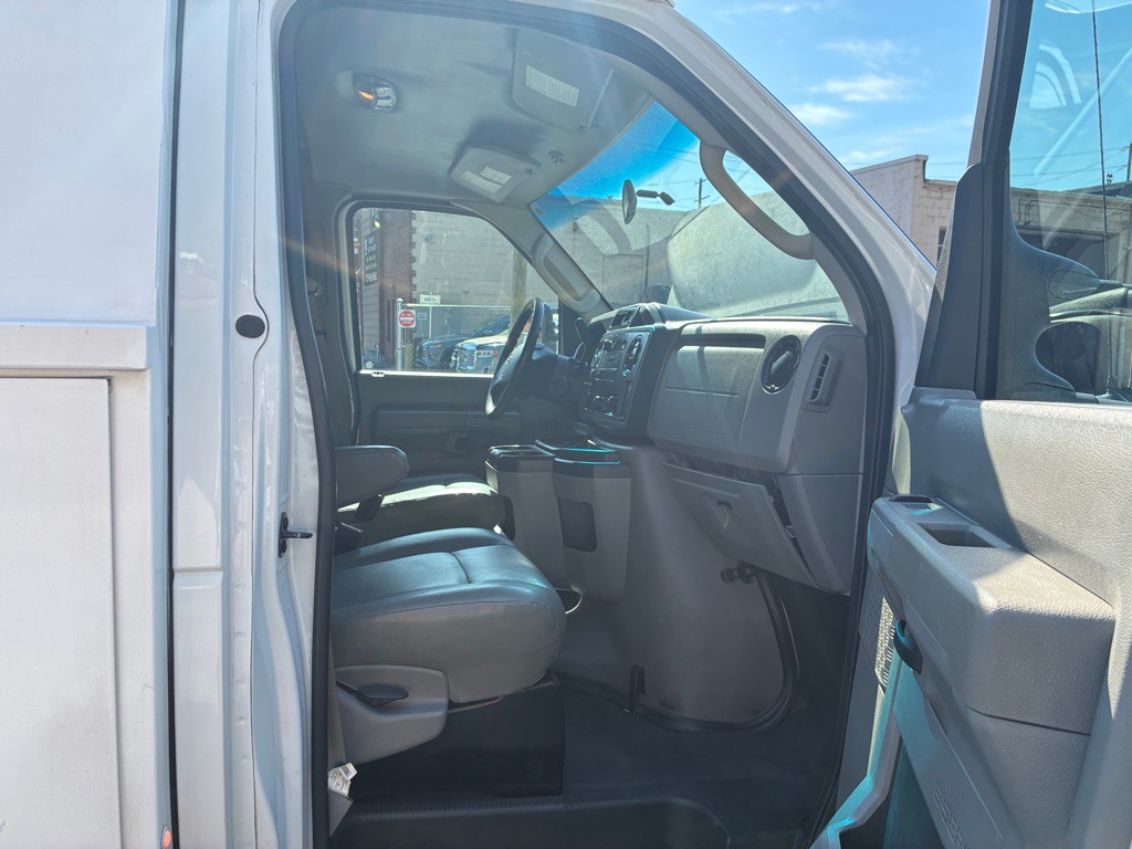 2015 Ford Econoline Image 9