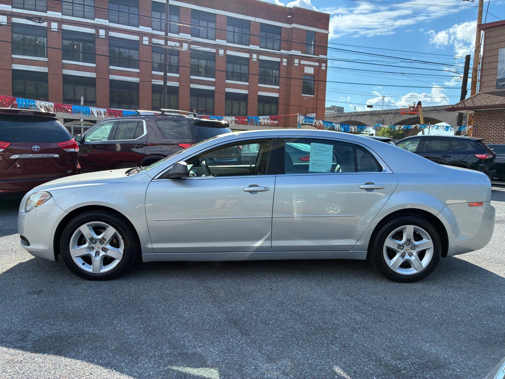 2012 Chevrolet Malibu Image 2