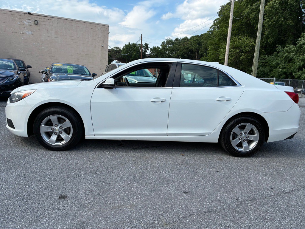 2016 Chevrolet Malibu Image 2
