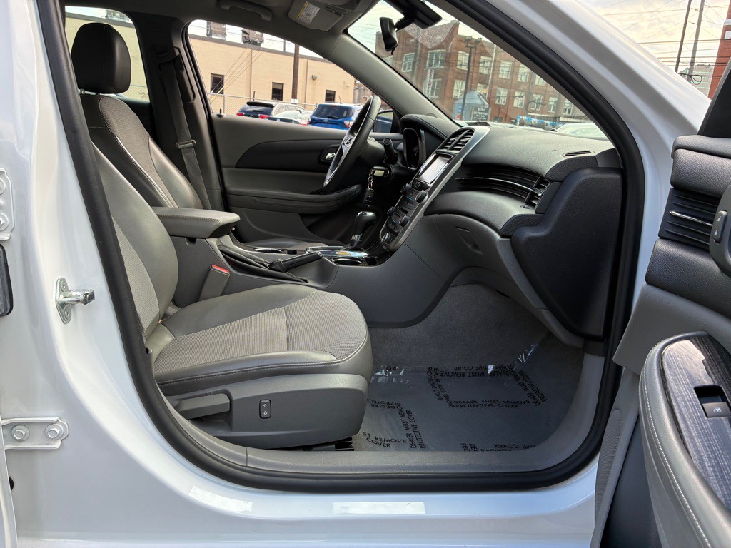 2016 Chevrolet Malibu Image 9