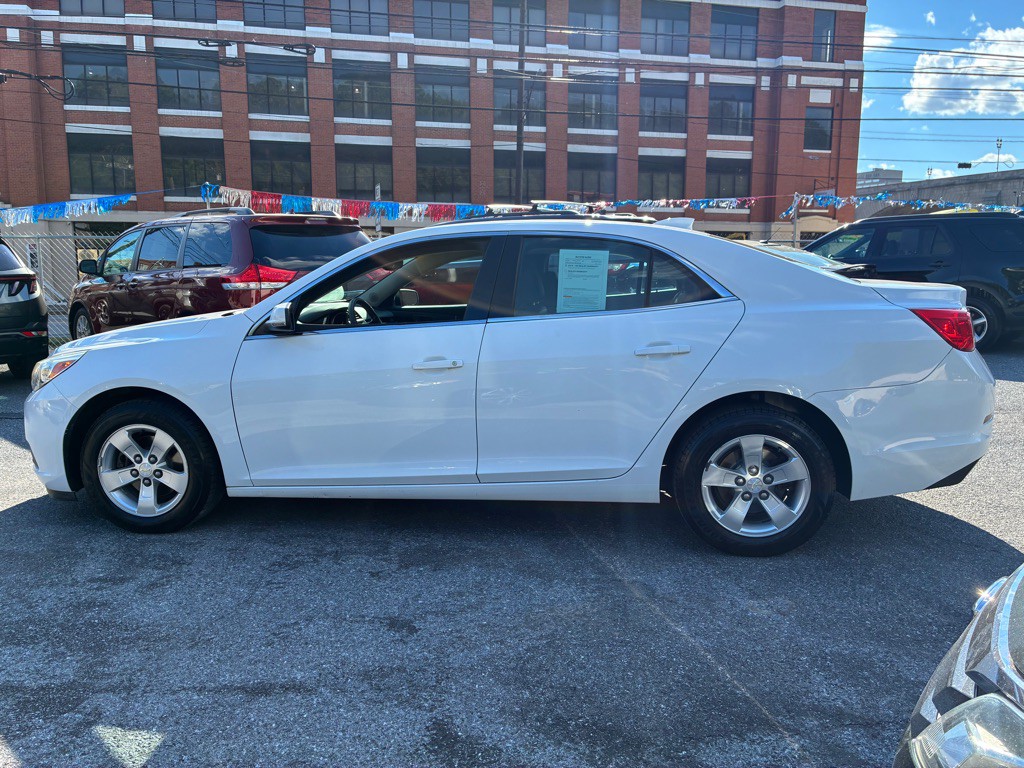 2016 Chevrolet Malibu Image 2