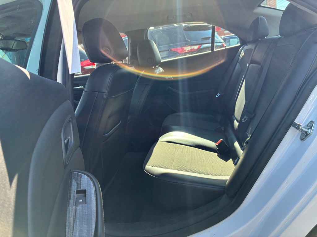 2016 Chevrolet Malibu Image 12