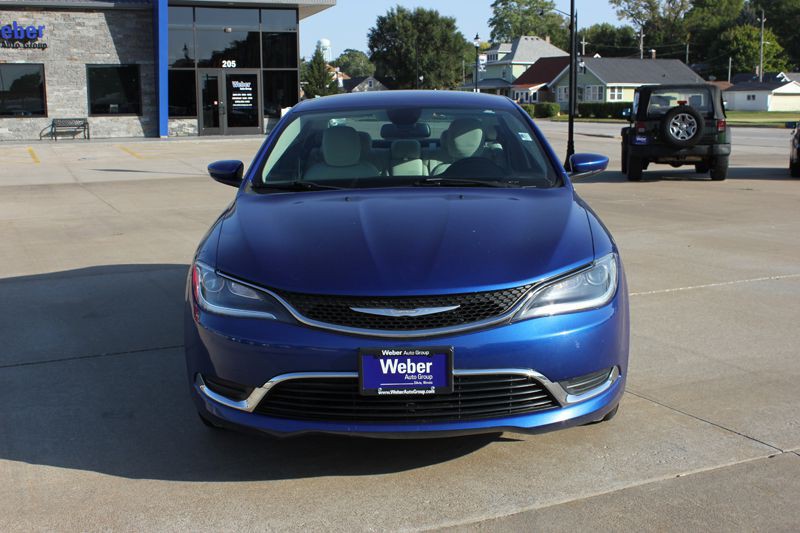 2016 Chrysler 200 Image 3