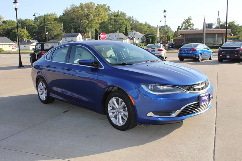 2016 Chrysler 200 Image 4