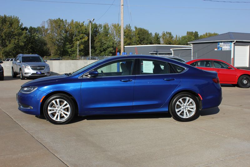 2016 Chrysler 200 Image 6