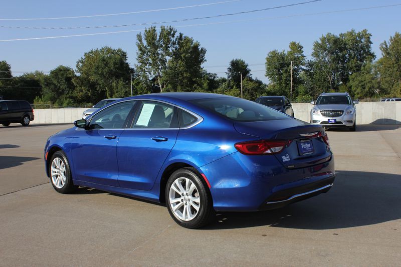 2016 Chrysler 200 Image 7