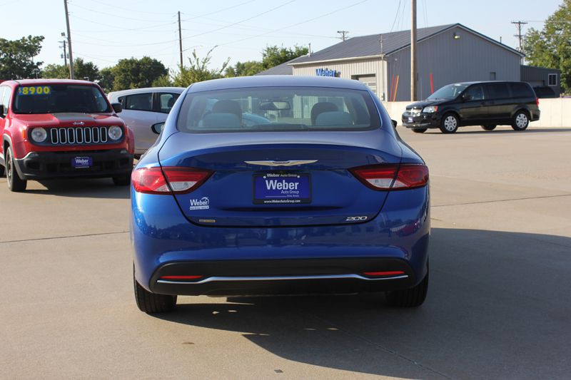 2016 Chrysler 200 Image 8