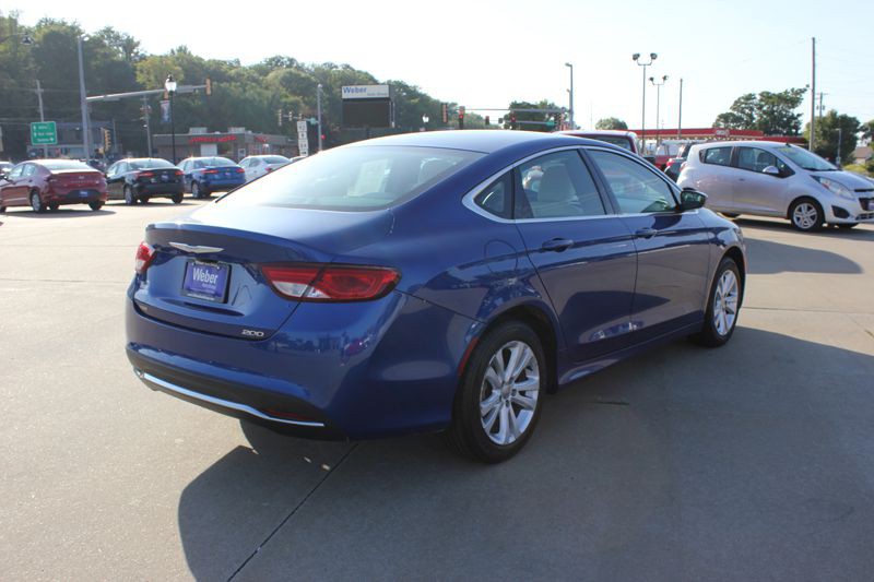2016 Chrysler 200 Image 9