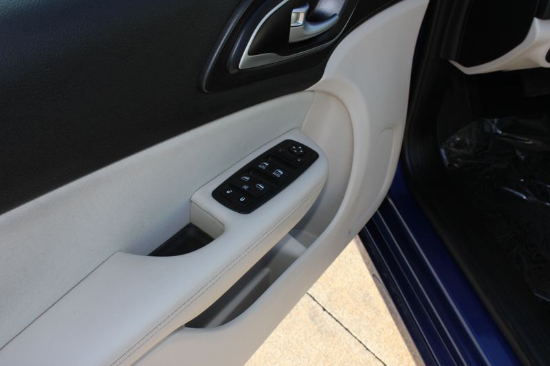 2016 Chrysler 200 Image 16