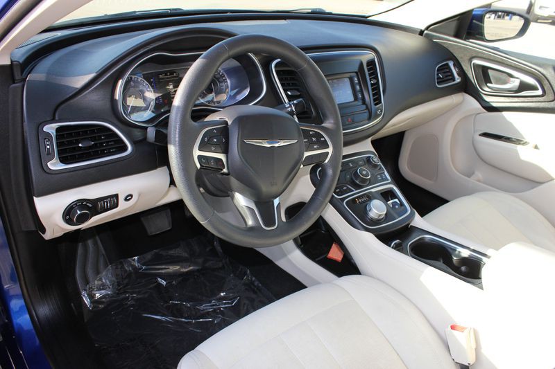 2016 Chrysler 200 Image 17