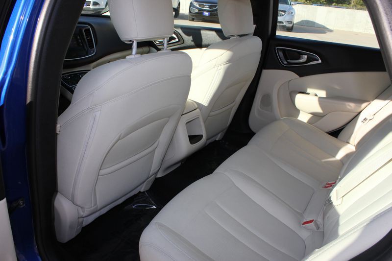 2016 Chrysler 200 Image 18