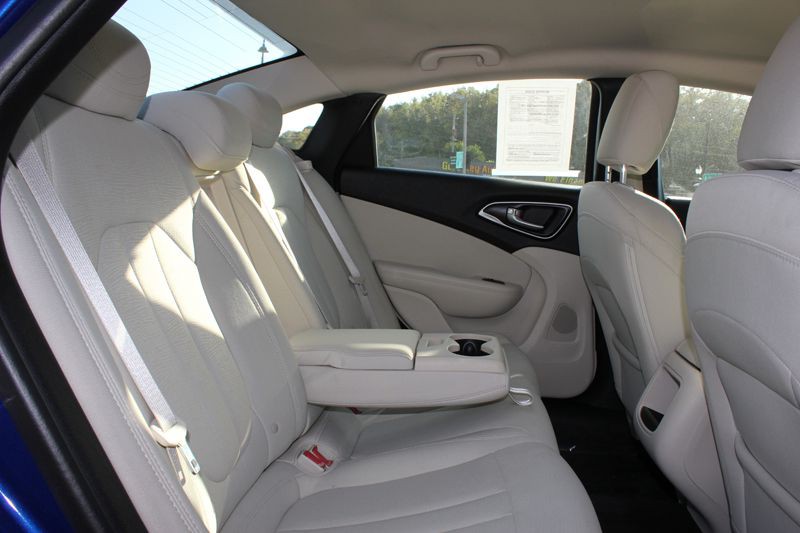 2016 Chrysler 200 Image 19