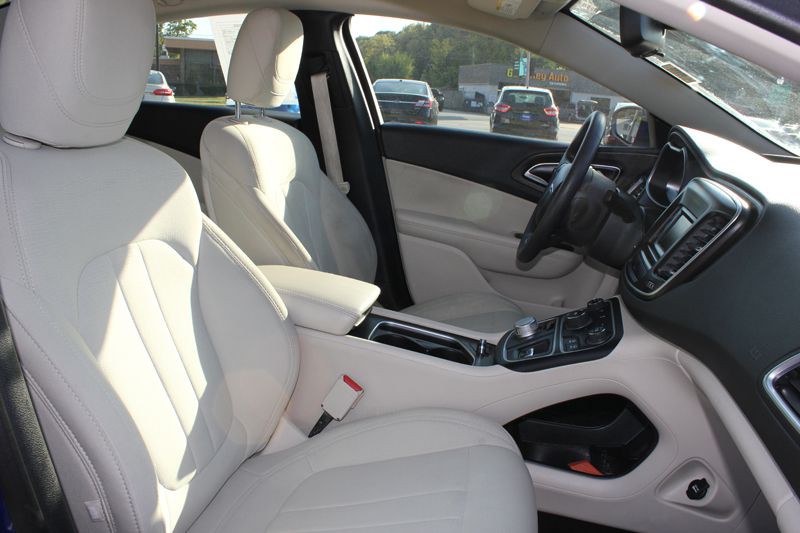 2016 Chrysler 200 Image 20