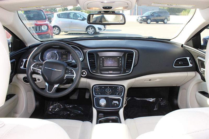 2016 Chrysler 200 Image 23
