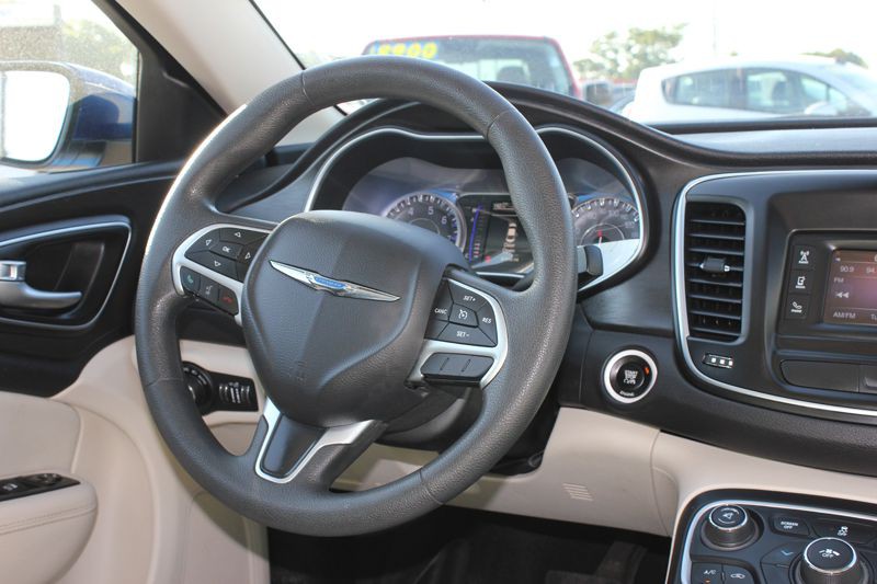 2016 Chrysler 200 Image 24