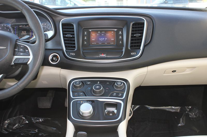 2016 Chrysler 200 Image 25