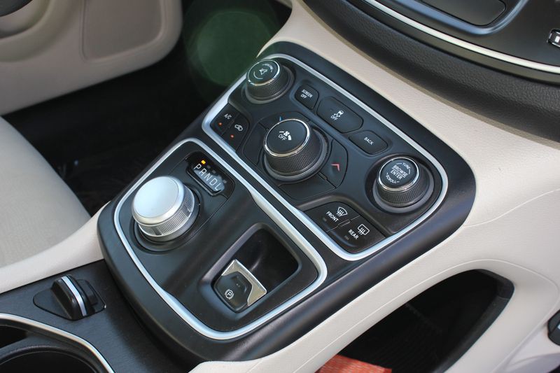 2016 Chrysler 200 Image 26