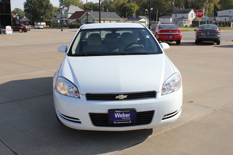 2011 Chevrolet Impala Image 2