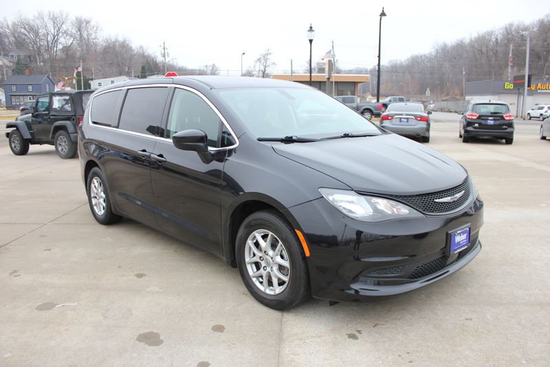 2022 Chrysler Voyager Image 2