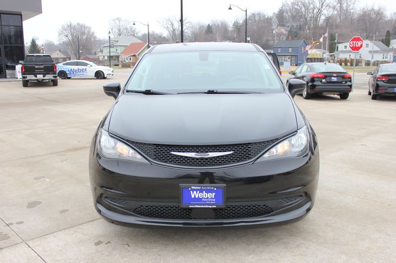 2022 Chrysler Voyager Image 3