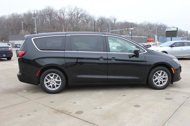 2022 Chrysler Voyager Image 9