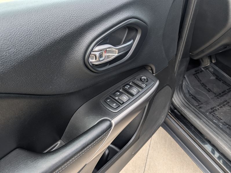 2019 Jeep Cherokee Image 12