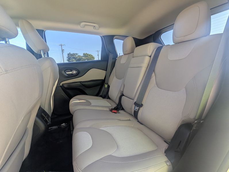 2016 Jeep Cherokee Image 17