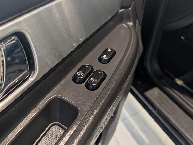 2002 Ford Thunderbird Image 11