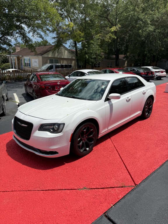 2019 Chrysler 300 Image 1