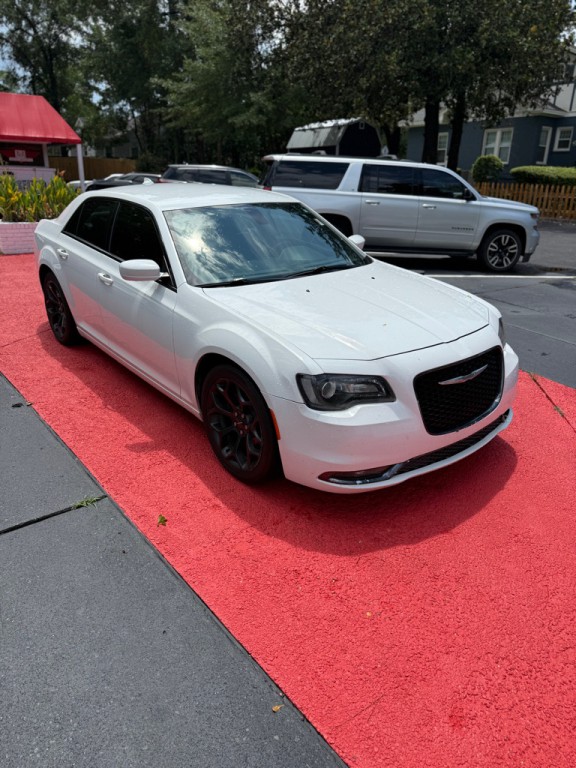 2019 Chrysler 300 Image 2