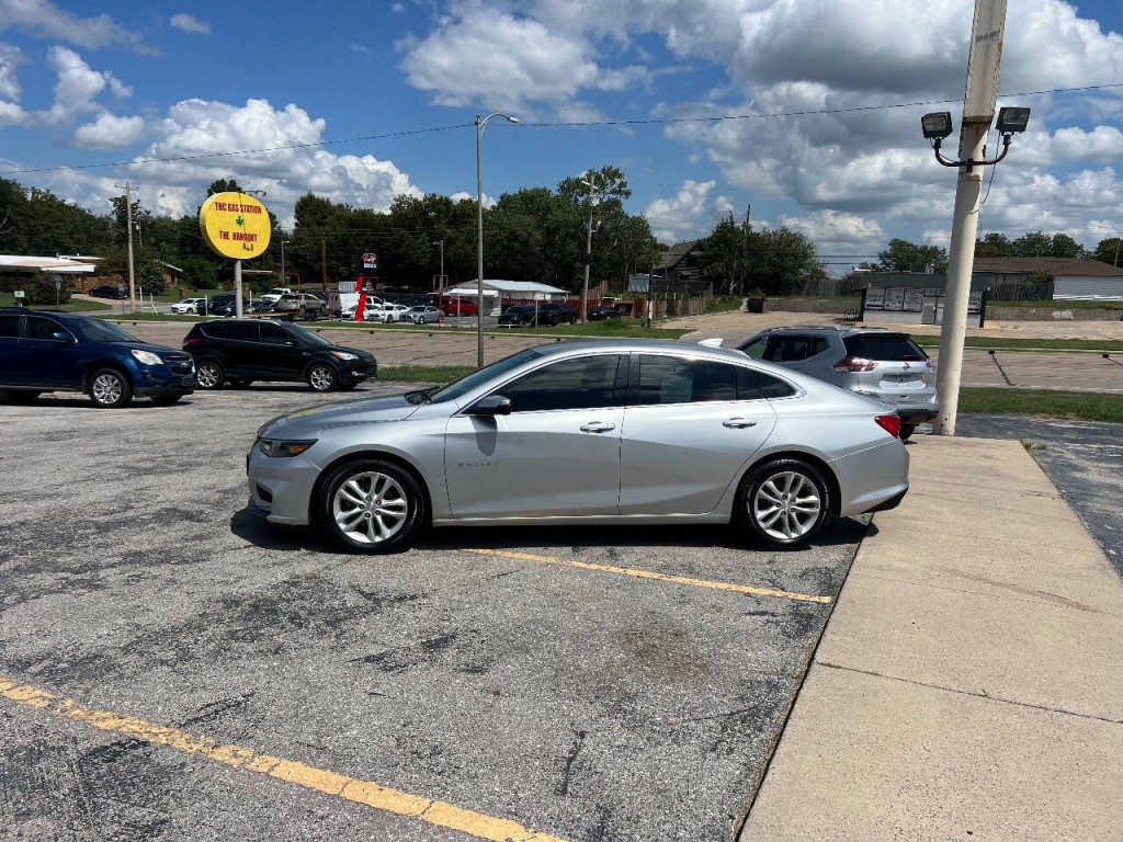 2017 Chevrolet Malibu Image 3