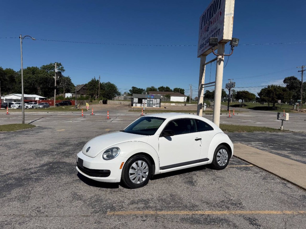 2012 Volkswagen Beetle Image 2