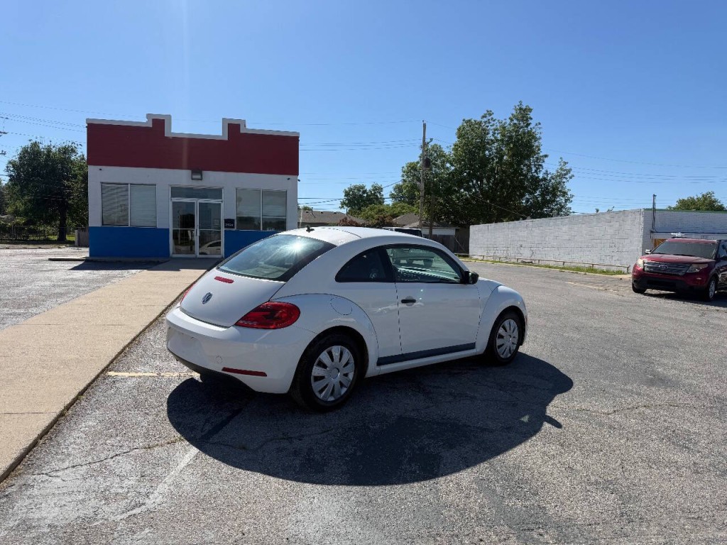 2012 Volkswagen Beetle Image 6