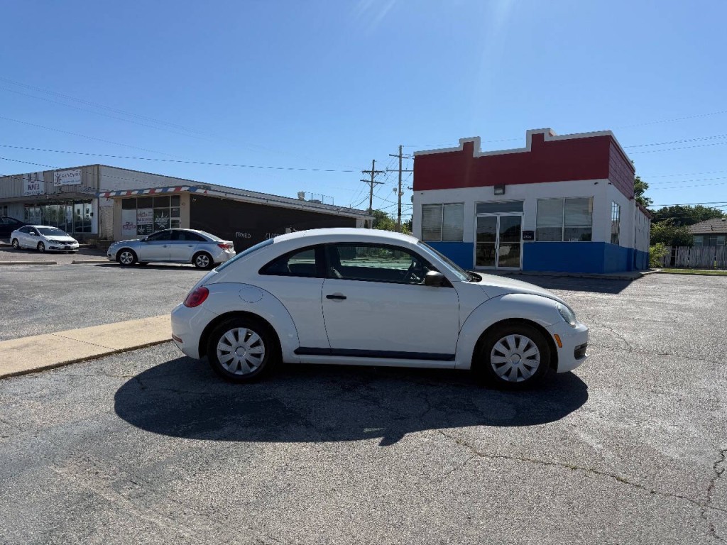 2012 Volkswagen Beetle Image 7