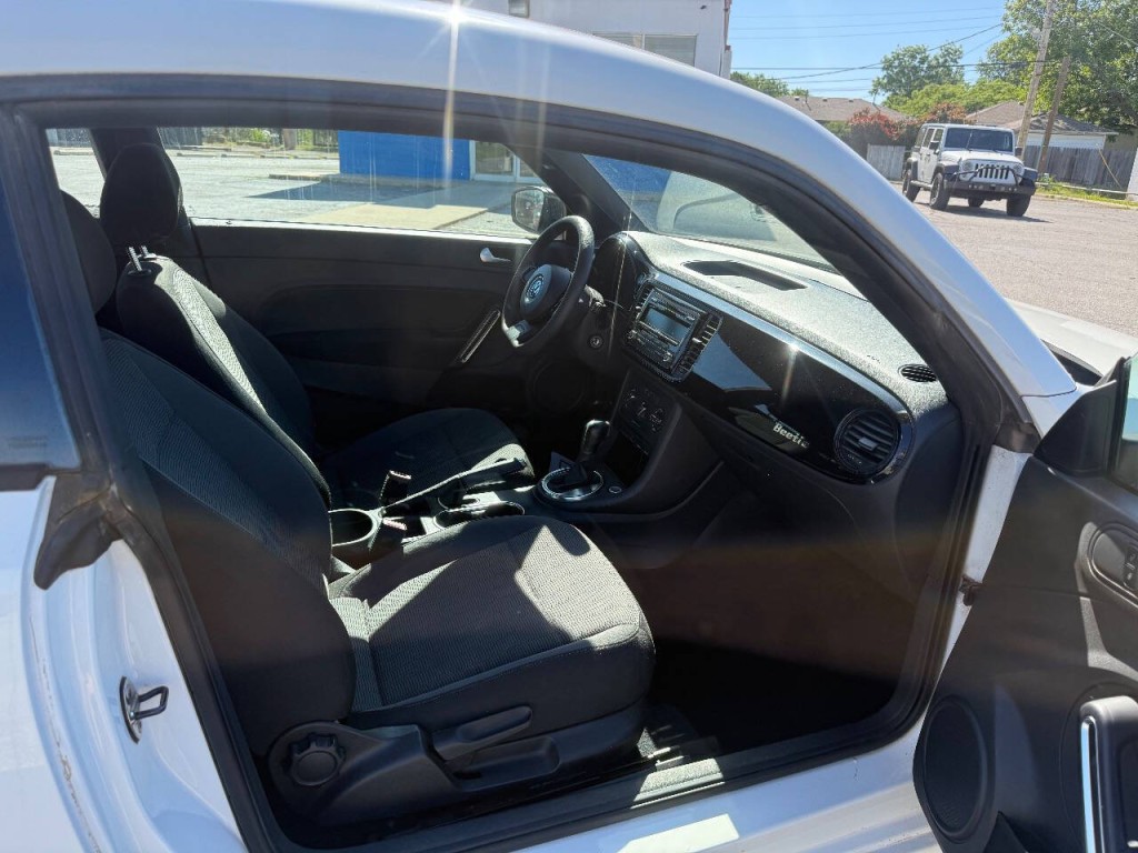 2012 Volkswagen Beetle Image 10