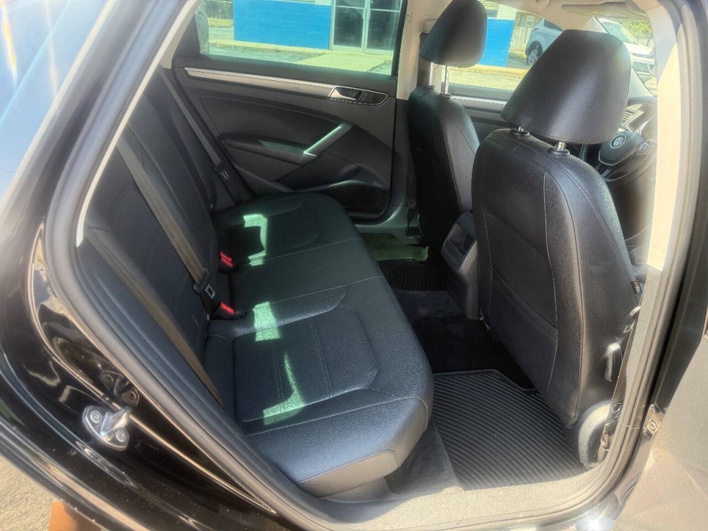2016 Volkswagen Passat Image 11