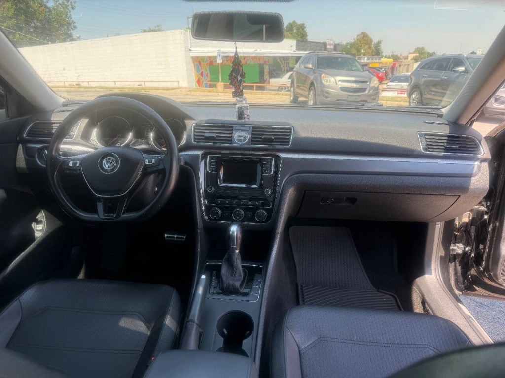2016 Volkswagen Passat Image 12
