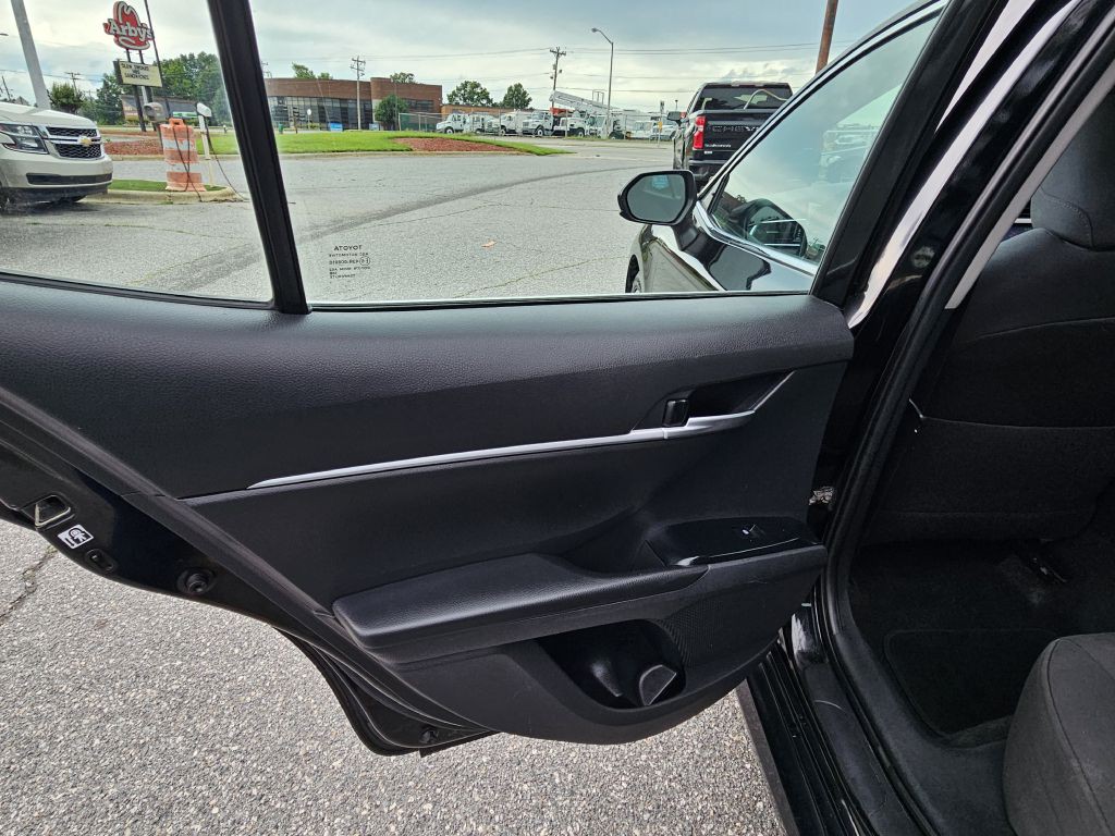 2018 Toyota Camry Image 17